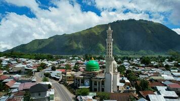 aereo Visualizza di alcuni agricolo i campi nel sembalun. sembalun è situato su il pendenza di montare rinjani e è circondato di bellissimo verde montagne. lombok, Indonesia, marzo 22, 2022 foto