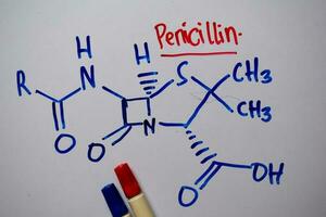 penicillina Scrivi su il bianca tavola. strutturale chimico formula. formazione scolastica concetto foto