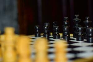 scacchi tavola gioco per idee e concorrenza e strategia morbido messa a fuoco su un' di legno tavolo foto