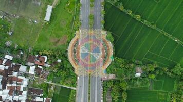 aereo Visualizza di il città colorato monumento tembolak arcobaleno su mataram. il più recente icona a partire dal il città di mataram Indonesia. lombok, Indonesia, marzo 22, 2022 foto