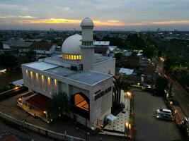 nurani moschea panorama Visualizza maggiore moschea nel bekasi. Ramadan e eid concetto e rumore nube quando tramonto o Alba Visualizza. bekasi, Indonesia - gennaio, 8, 2021 foto
