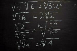 vicino su matematica formule scritto su un' lavagna. formazione scolastica concetto foto