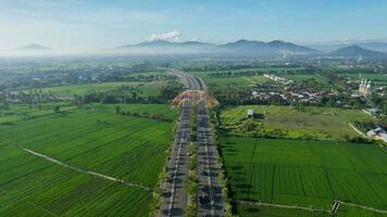 aereo Visualizza di il città colorato monumento tembolak arcobaleno su mataram. il più recente icona a partire dal il città di mataram Indonesia. lombok, Indonesia, marzo 22, 2022 foto