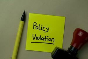 politica violazione Scrivi su appiccicoso Appunti isolato su ufficio scrivania. foto