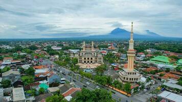 aereo Visualizza di al aqsa klaten moschea. esso è il maggiore moschea nel sud-est Asia. klaten - Indonesia. dicembre 6, 2021 foto