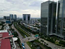 aereo Visualizza di ufficio edifici nel jakarta centrale attività commerciale quartiere e rumore nube quando tramonto. Giacarta, Indonesia - gennaio, 8, 2021 foto