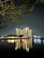appartement summarecon bekasi è un icona di il moderno città di bekasi a notte. summarecon ha alloggiamento e shopping centri. bekasi, Indonesia, gennaio 24, 2023 foto