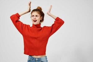 alla moda donna nel un' rosso maglione leggero sfondo foto