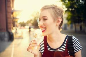 allegro donna su il strada mangiare ghiaccio crema camminare estate foto