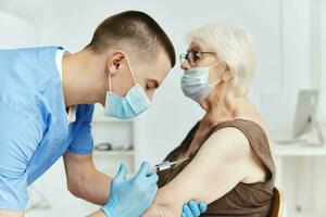anziano donna nel ospedale vaccino passaporto pandemia coronavirus foto