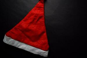 Santa Claus rosso cappello isolato su nero sfondo foto