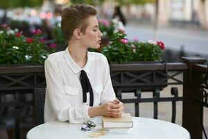 corto dai capelli donna su il strada vacanza nel il città estate formazione scolastica foto