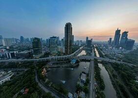 aereo Visualizza di ufficio edifici nel jakarta centrale attività commerciale quartiere e rumore nube quando tramonto. Giacarta, Indonesia, agosto 1, 2022 foto