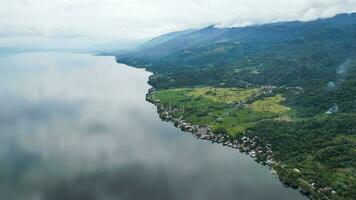 aereo Visualizza di danau singkarak. singkarak lago è uno di il bellissimo lago collocato nel ovest Sumatra attrarre migliaia di turisti. sumatra, Indonesia, gennaio 25, 2023 foto