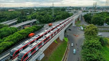 aereo Visualizza di jakarta lrt treno prova correre per fase 1 a partire dal uki cawang. Giacarta, Indonesia, marzo 8, 2022 foto