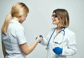 infermiera e paziente gesti con mani leggero sfondo stetoscopio malattia foto