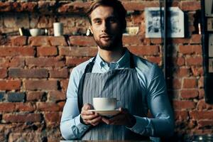 maschio Cameriere servizio un' tazza di caffè ordinazione professionale foto