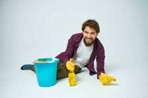 addetto alle pulizie su il pavimento con un' blu secchio compiti a casa stile di vita professionale foto
