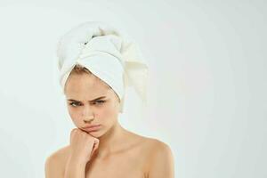 donna con un' asciugamano su sua testa pulito pelle Salute emozioni dermatologia foto