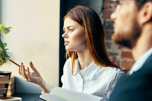 uomo e donna opera colleghi comunicazione professionisti tempo libero foto