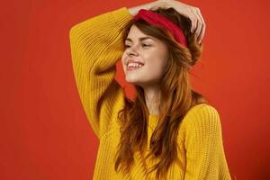 bella donna con rosso fascia per capelli giallo maglione moda fricchettone foto