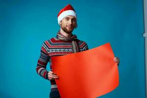 emotivo uomo nel un' Natale arancia modello manifesto blu sfondo foto