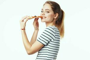 donna nel a strisce maglietta mangiare Pizza veloce cibo dieta leggero sfondo foto