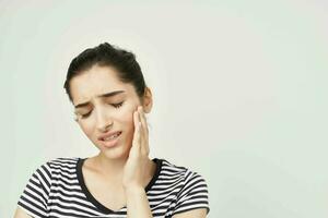 emotivo donna disagio mal di denti dentale trattamento isolato sfondo foto