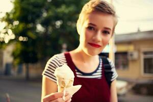 corto dai capelli donna all'aperto mangiare ghiaccio crema camminare foto