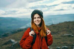 allegro donna escursionista a piedi nel il montagne attivo vacanza viaggio foto