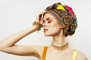 bella donna multicolore turbante decorazione moda etnia foto