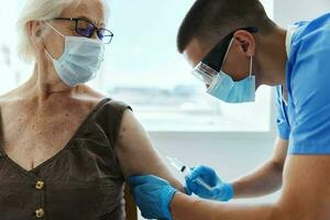 medico con un' siringa covid-19 passaporto Salute cura foto