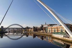 Newcastle Gateshead Quayside con Millenium e Tyne Bridge in vista