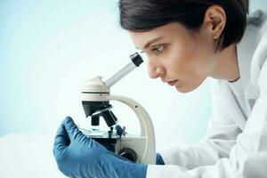 femmina medico laboratorio scienza ricerca microscopio foto