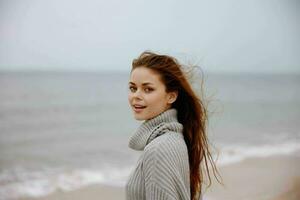 bellissimo donna nuvoloso tempo metereologico di il mare viaggio fresco aria inalterato foto