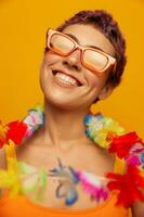 ritratto di un' donna con un' floreale hawaiano ghirlanda in giro sua collo è avendo divertimento danza e sorridente nel luminosa Abiti su un arancia sfondo indossare occhiali da sole, stile di vita festa hawaiano stile foto