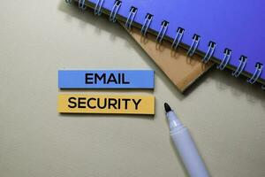 e-mail sicurezza testo su appiccicoso Appunti isolato su ufficio scrivania foto