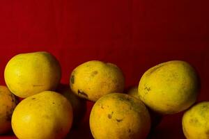 fresco arancia frutta nel il rosso sfondo foto