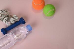 fitness concetto con manubri e acqua bottiglia. allenarsi ispirazione foto