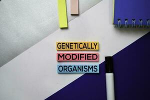 geneticamente modificato organismi testo su appiccicoso Appunti con colore ufficio scrivania concetto foto