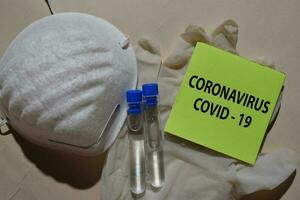 covid-19 coronavirus vaccino - test isolato su ufficio scrivania. assistenza sanitaria medico concetto foto