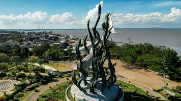 aereo Visualizza di il un' gigante squalo e coccodrillo statua come un' simbolo di il città di surabaya. un' punto di riferimento o monumento come un icona di surabaya città. est Giava, Indonesia, agosto 28, 2022 foto