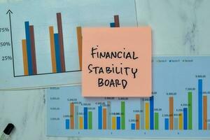 concetto di finanziario stabilità tavola Scrivi su appiccicoso Appunti isolato su di legno tavolo. foto