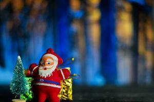 vicino su decorazione Santa Claus bambole e Natale i regali isolato su bokeh sfondo foto