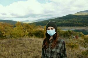 donna turismo viaggio medico maschera autunno foresta natura foto