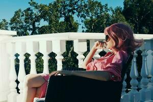 attraente donna rosa capelli occhiali da sole tempo libero lusso Vintage ▾ estate giorno foto