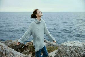 ritratto di un' donna natura rocce costa paesaggio oceano femmina rilassante foto