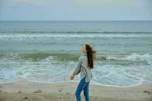 allegro donna sabbia spiaggia camminare oceano la libertà viaggio contento femmina rilassante foto