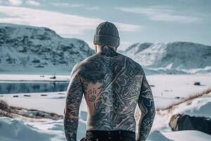 islandese uomo con il suo indietro coperto nel tatuaggi al di fuori nel congelato inverno. ai generato foto