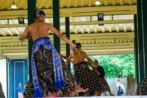 Yogyakarta, Indonesia su ottobre 2022. abdi dalem mataya, cortigiani di il Yogyakarta palazzo chi siamo ballerini. t foto